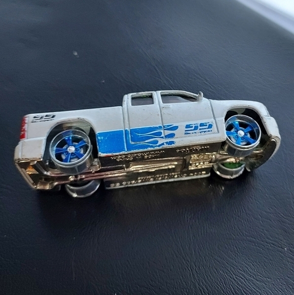 Maisto 2004 Chevrolet Silverado SS Pickup Blue/White Truck - Picture 2 of 5
